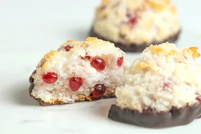 Coconut Macaroon with Strawberry Pearls