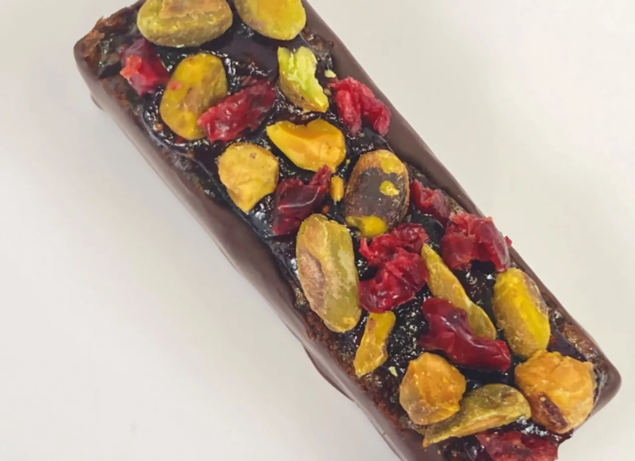 Plant-Based Pistachio Strawberry Brownie - Puratos